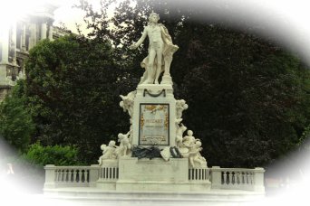 ПАРК ХОФБУРГА. ПАМЯТНИК МОЦАРТУ.