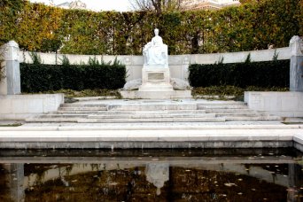 ПАМЯТНИК СИССИ В НАРОДНОМ ПАРКЕ. ПАРК ХОФБУРГА.